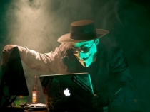 Анонимус хакер за компьютером вламывает интернет